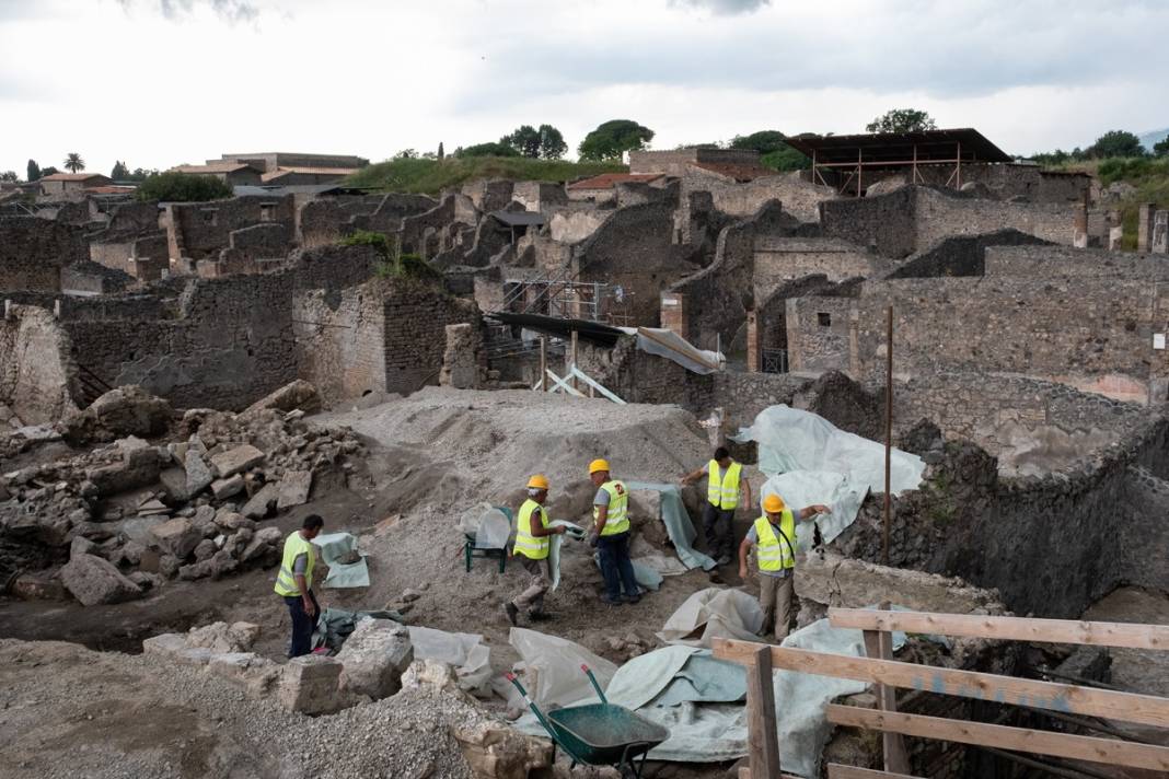 15 dakikada yeryüzünden silinen Pompei'de yeni keşif: Fırına sığınmışlar... 1